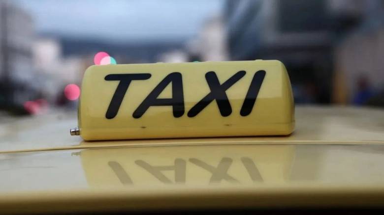 Θεσσαλονίκη: Οδηγός ταξί επιτέθηκε σε 21χρονη επιβάτιδα για το κόμιστρο