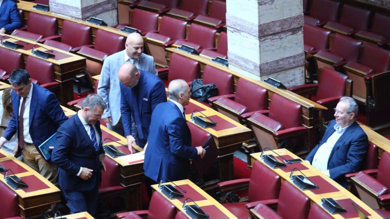 Σε τροχιά αποχωρήσεων από την ψηφοφορία για τον Καραμανλή τα κόμματα της Αντιπολίτευσης