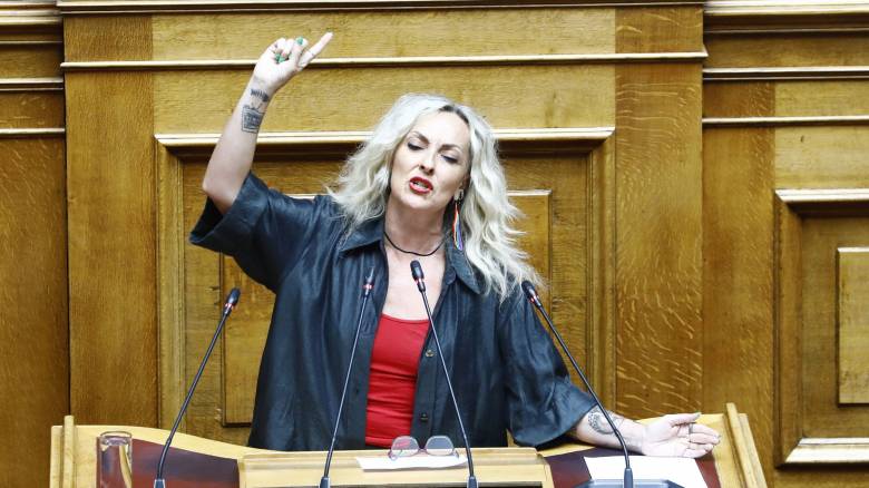 Η Τζώρτζια των Μπλε σε... νέες τραγουδιστικές επιτυχίες σήμερα στην Ολομέλεια της Βουλής