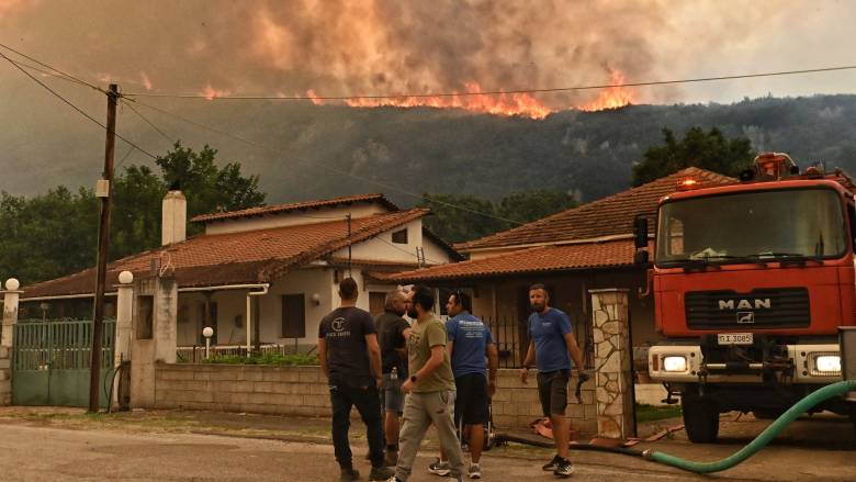 Ολονύκτια μάχη με τη φωτιά στην Κορινθία: Έκαναν εργασίες για πάρτι στο δάσος και κάηκαν σπίτια