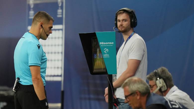 Η UEFA αντιτίθεται στην επέκταση εξουσιών του VAR - «Όχι» και στην αλλαγή των πέναλτι