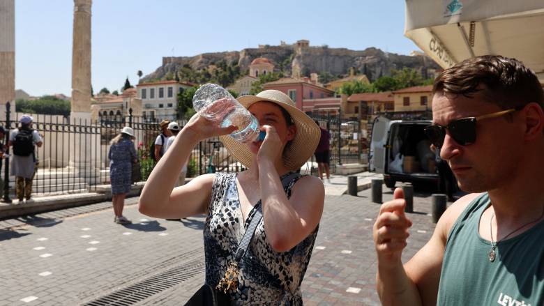 Καιρός: Συνεχίζει να επελαύνει ο καύσωνας - Στα ύψη και σήμερα ο υδράργυρος