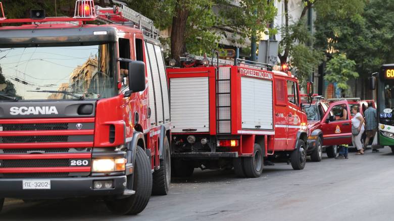 Αυτοκίνητο τυλίχθηκε στις φλόγες εν κινήσει στον Πειραιά - Σώθηκε η οδηγός