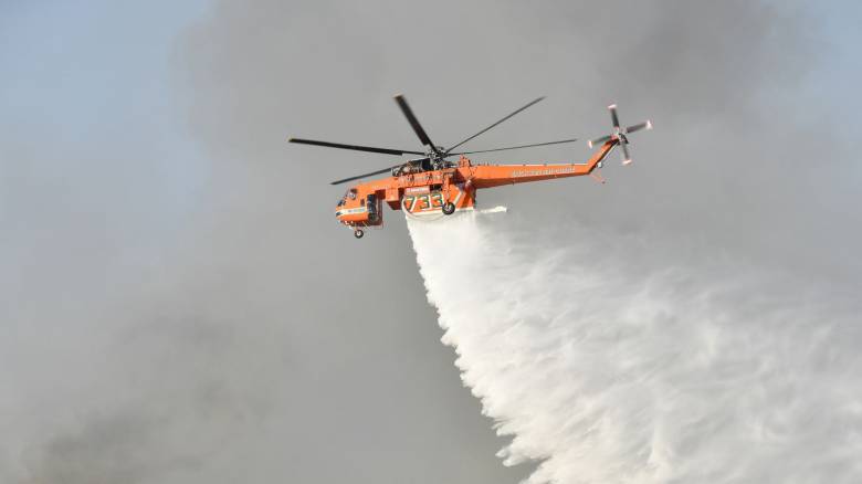 Φωτιά στο Καματερό: Επιχειρούν ισχυρές εναέριες και επίγειες δυνάμεις