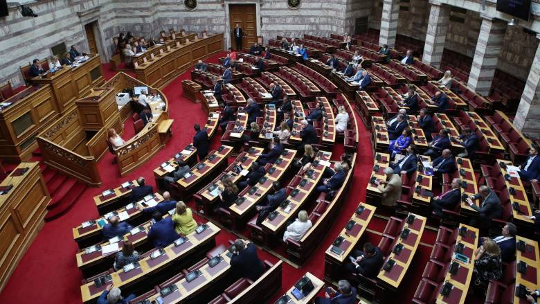 Βουλή: Ολοκληρώθηκε η ψηφοφορία για Καραμανλή - Αποχώρησε σχεδόν σύσσωμη η αντιπολίτευση