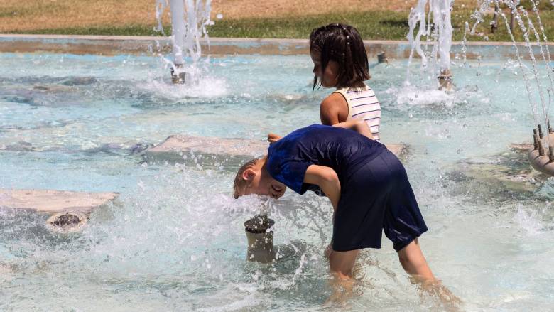 Νέο έκτακτο δελτίο ΕΜΥ: Επιμένει με 43αρια ο καύσωνας μέχρι την Κυριακή