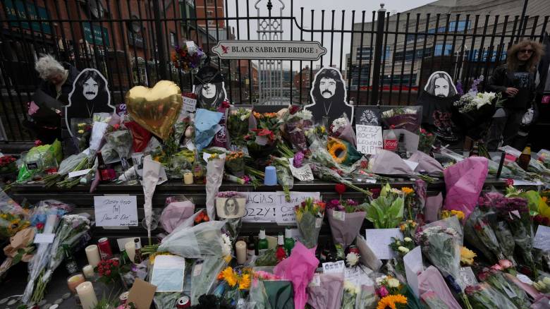 Βρετανία: Φόρο τιμής στο είδωλο της πόλης αποτίουν οι θαυμαστές του Όζι Όζμπορν στο Μπέρμιγχαμ