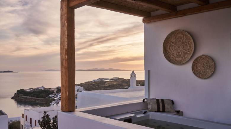 Boho-chic vibes και αβίαστη πολυτέλεια σε δύο πανέμορφα ξενοδοχεία στο νησί των ανέμων