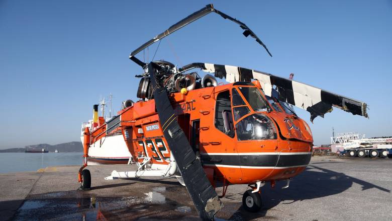 Ελευσίνα: Ολοκληρώθηκε η επιχείρηση ανέλκυσης του πυροσβεστικού ελικοπτέρου