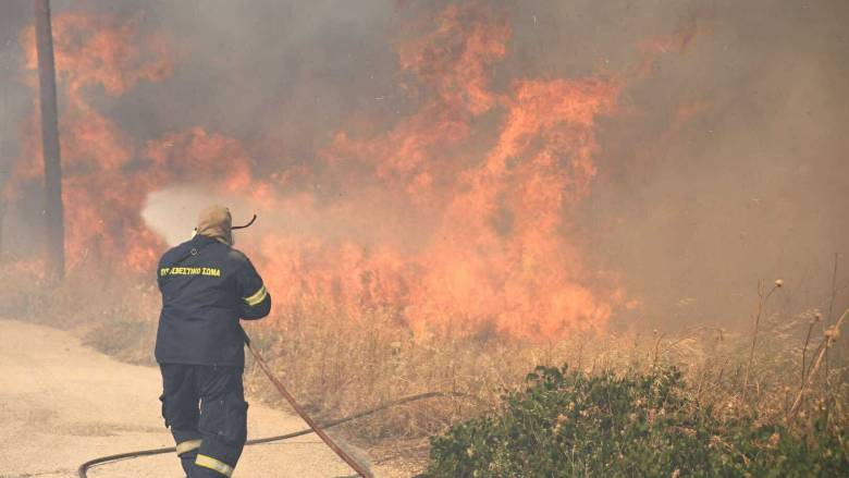 Αναζωπύρωση στη φωτιά της Κορινθίας: Μήνυμα του 112 για εκκένωση σε Μάτι, Αχλαδέα και Αμυγδαλέα