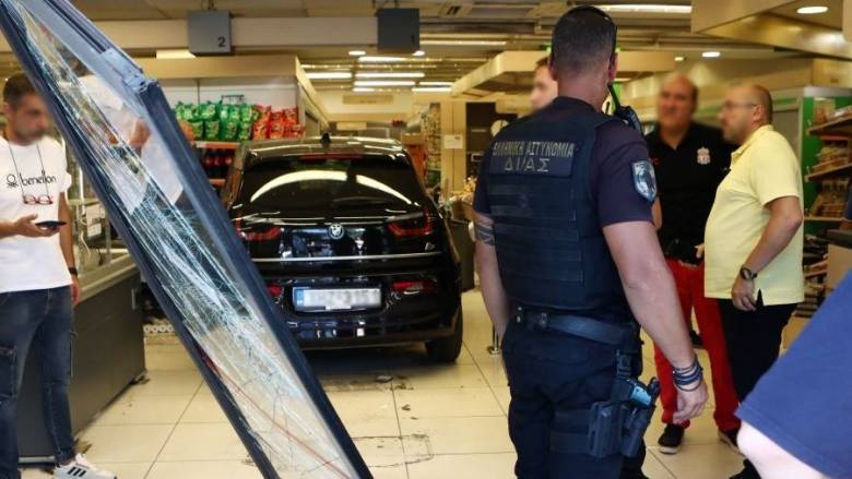 Αυτοκίνητο έπεσε σε σούπερ μάρκετ στην Πέτρου Ράλλη - Τρεις τραυματίες, ανάμεσά τους δύο παιδιά
