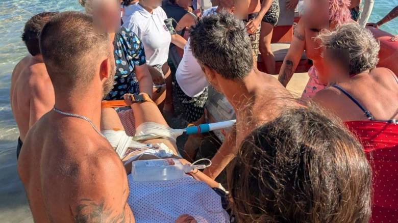 Ομπρέλα καρφώθηκε στο πόδι τουρίστριας στη Δονούσα - Σώθηκε από την άμεση αντίδραση του ΕΚΑΒ