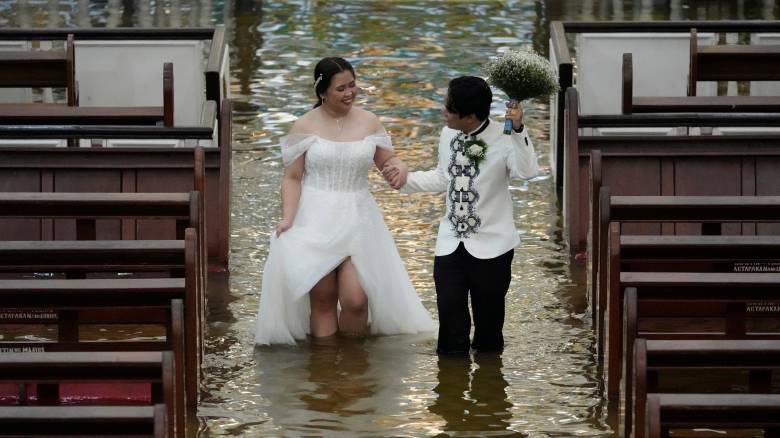 Γιατί οι Φιλιππινέζοι παντρεύονται σε πλημμυρισμένες εκκλησίες