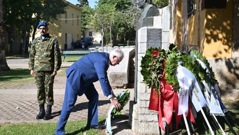 Ο Κ. Τασούλας κατέθεσε στεφάνι στα πρώην κρατητήρια των ΕΑΤ – ΕΣΑ