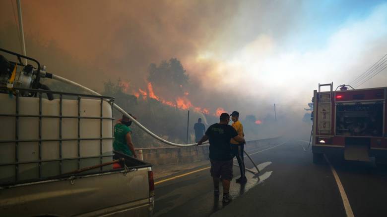 Φωτιά στην Κύπρο: «Παλεύουν» με τις αναζωπυρώσεις - Η Λευκωσία ευχαριστεί τις χώρες που βοήθησαν