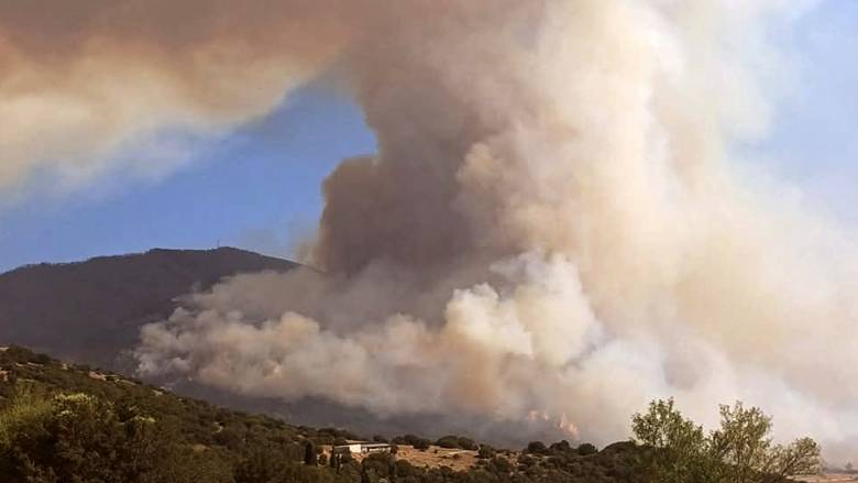 Μεγάλη αναζωπύρωση στη φωτιά στο Φενεό - Επιχειρούν ισχυρές επίγειες και εναέριες δυνάμεις