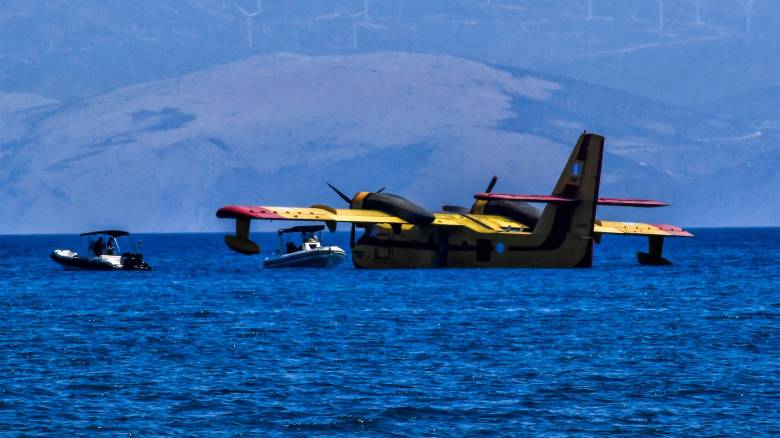 Καρέ - καρέ η ρυμούλκηση του πυροσβεστικού αεροσκάφους - Μεταφέρθηκε στο Κιάτο