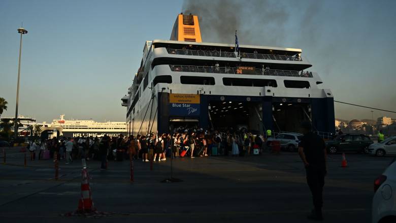 Γεμάτα πλοία και Κηφισός στην έξοδο των τελευταίων αδειούχων του Ιουλίου