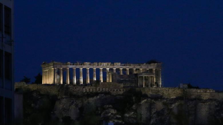 Στους 33 βαθμούς η θερμοκρασία ακόμη και μετά τα μεσάνυχτα στην Αττική