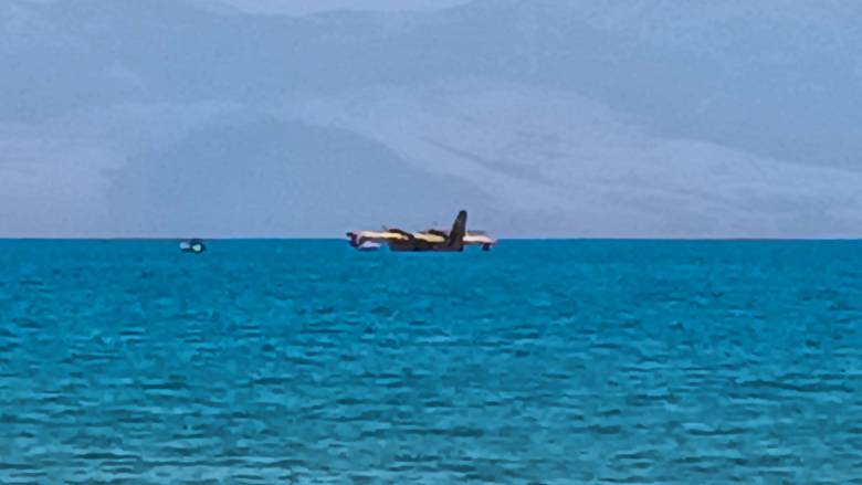 Σε εξέλιξη η επιχείρηση ρυμούλκησης του αεροσκάφους που προσθαλασσώθηκε στον Κορινθιακό