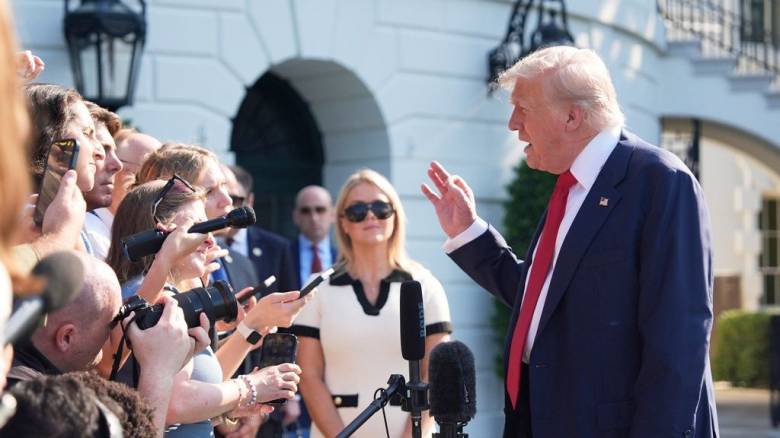 Τραμπ: Στο 50-50 οι πιθανότητες για συμφωνία με την ΕΕ - Συνάντηση με Φον ντερ Λάιεν