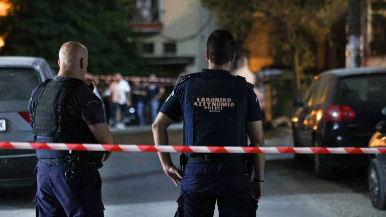 Θεσσαλονίκη: Ισχυρή έκρηξη σε είσοδο πολυκατοικίας με δύο τραυματίες - Τι «βλέπει» η ΕΛ.ΑΣ