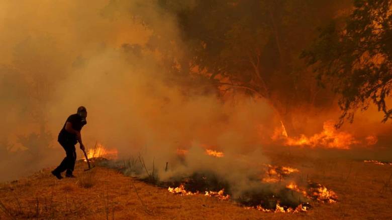 Απόκοσμες εικόνες από τη μεγάλη φωτιά στη Δροσοπηγή: Καμένα σπίτια στο Κρυονέρι, κόσμος σε απόγνωση