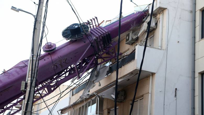 Γερανοφόρο έπεσε πάνω σε διώροφη οικία στο Περιστέρι