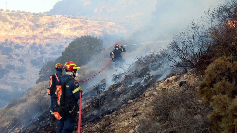 «Μάχη» με τις φλόγες σε Καστοριά και Ευρυτανία - Καλύτερη εικόνα σε Θεσπρωτία και Κιλκίς