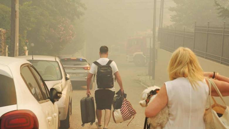 Φωτιά στο Κρυονέρι: Η ΕΛΑΣ απεγκλώβισε 27 άτομα