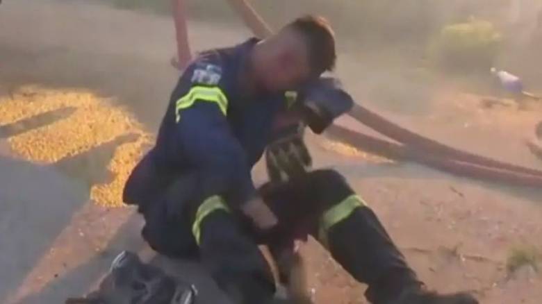 Βίντεο: Η στιγμή που εθελοντής πυροσβέστης καταρρέει ενώ επιχειρεί στη φωτιά στο Κρυονέρι