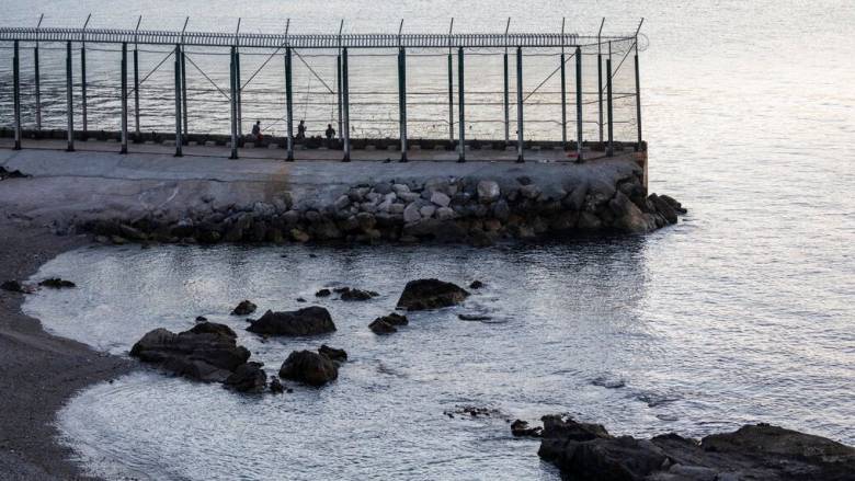 Πενήντα τέσσερα παιδιά κολύμπησαν από το Μαρόκο στον ισπανικό θύλακα Θέουτα