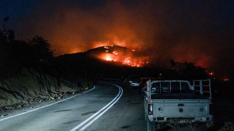 Ολονύκτιες μάχες με φλόγες και αναζωπυρώσεις σε Δροσοπηγή, Εύβοια, Κύθηρα, Χανιά και Μεσσηνία