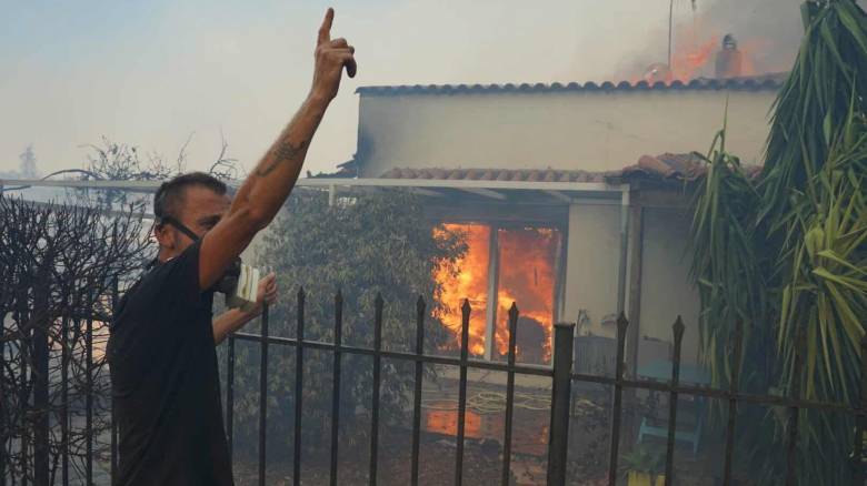 Φωτιά στο Κρυονέρι: Οι δραματικές στιγμές από τον απεγκλωβισμό κατοίκων