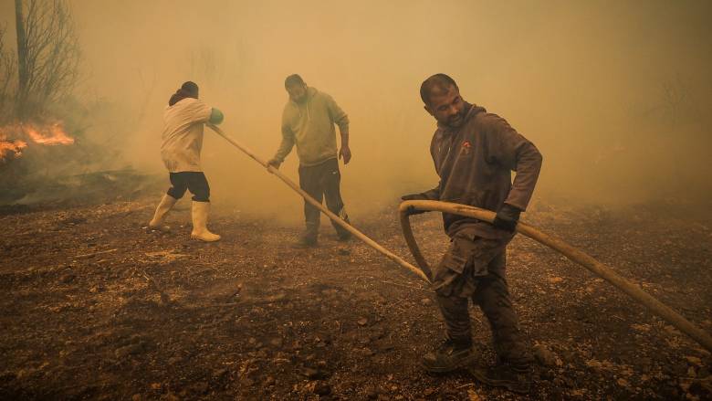 Φωτιά στην Εύβοια: Τέσσερις πυροσβέστες τραυματίες - Οι φλόγες κατακαίνε τον Πισσώνα