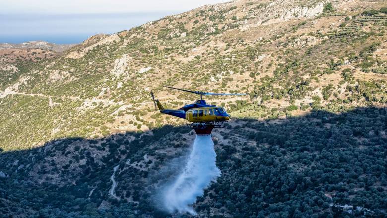 Συνεχίζεται η μάχη με τις αναζωπυρώσεις κυρίως σε Εύβοια, Κύθηρα, Μεσσηνία και Χανιά