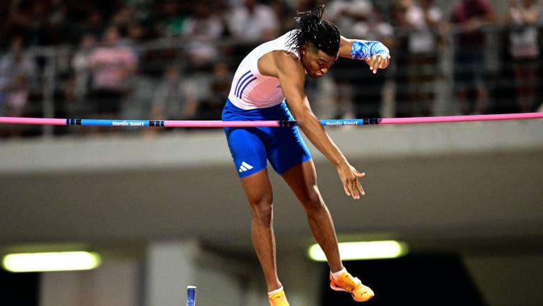 Χρυσό μετάλλιο ο Καραλής στο επί κοντώ - Πώς «κόντραρε» τον... Ντουπλάντις στο Βαλκανικό