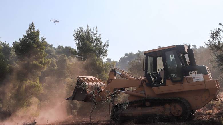 Η στιγμή που αντιπυρική ζώνη ανακόπτει την πορεία της φωτιάς στην Εύβοια