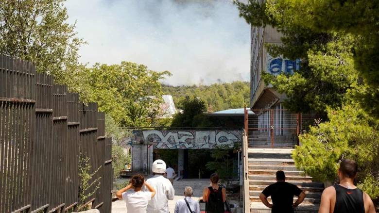 Φωτιά στην Πολυτεχνειούπολη Ζωγράφου: Οι πρώτες εικόνες από το σημείο