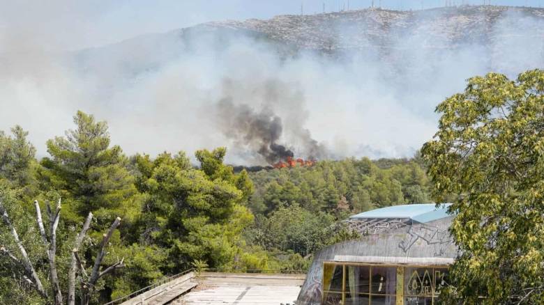 Άνοιξε η περιφερειακή Υμηττού προς Κατεχάκη μετά την κατάσβεση της φωτιάς