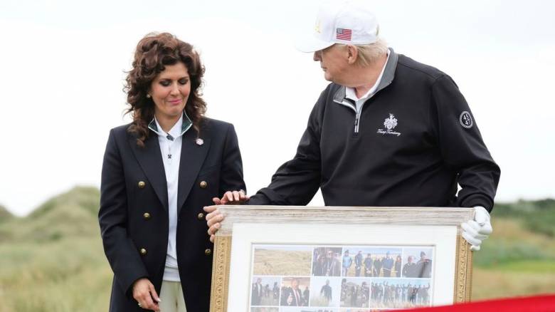 Βρετανία: O Ντόναλντ Tραμπ εγκαίνιασε γήπεδο γκολφ στη Σκωτία