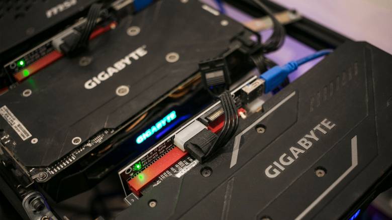 Η EE επενδύει σε εργοστάσια γιγαβάτ - Προσπαθεί να προλάβει τις τάσεις στο AI