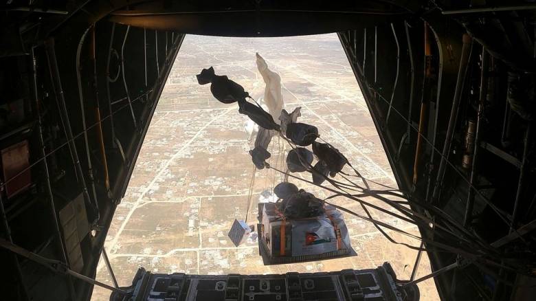 Η Βρετανία προχώρησε σε ρίψεις από αέρος ανθρωπιστικής βοήθειας στη Γάζα