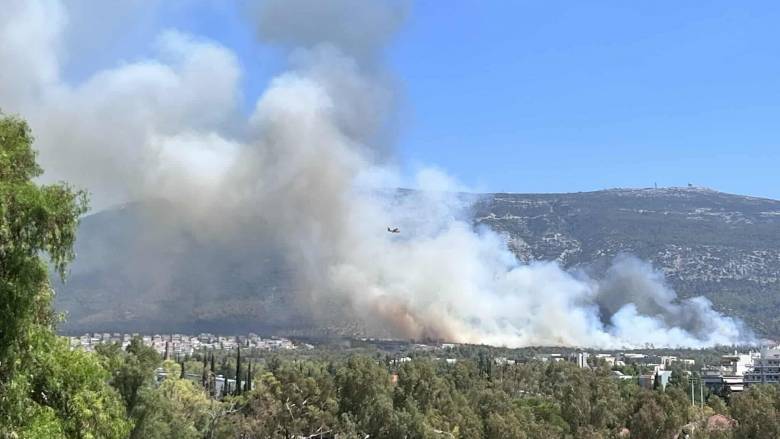 Φωτιά στου Ζωγράφου: Η έγκαιρη επέμβαση με drones και εναέρια μέσα έσωσε την Πολυτεχνειούπολη