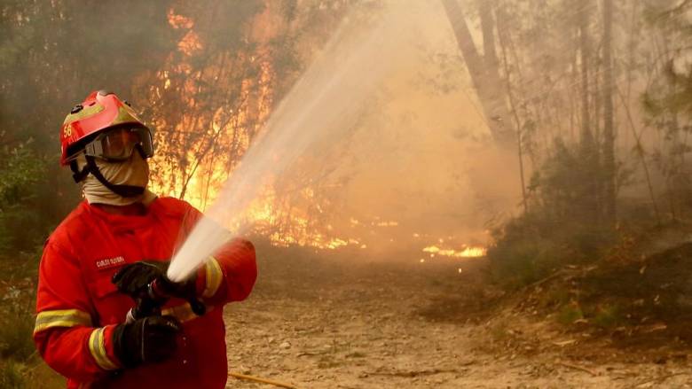 Σε κατάσταση συναγερμού η Πορτογαλία - Μαίνονται τρεις μεγάλες δασικές πυρκαγιές