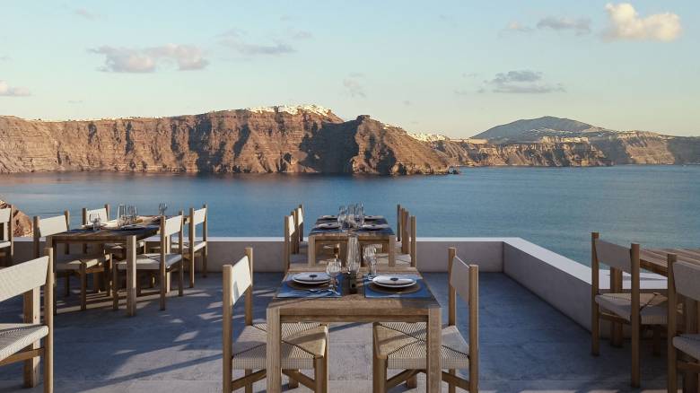 Fine dining και αστέρια Michelin συναντούν την αυθεντική ελληνική κουζίνα με φόντο το ηφαίστειο