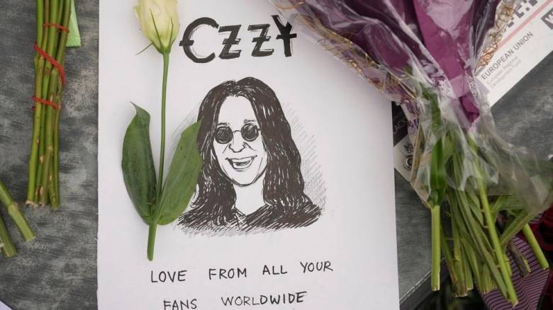 Χιλιάδες θαυμαστές συγκεντρώνονται στο Μπέρμιγχαμ για να αποχαιρετήσουν τον Όζι Όσμπορν