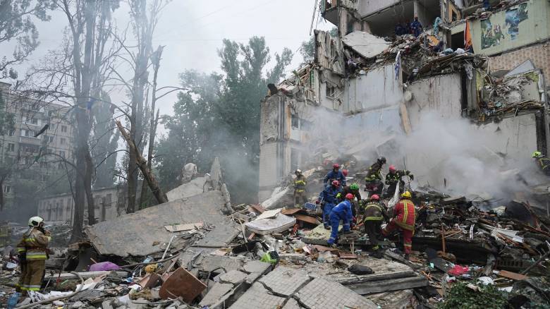 Ζελένσκι: «Η Ρωσία απάντησε στην ειρήνη με 300 drones και πυραύλους» – Δεκάδες θύματα στο Κίεβο