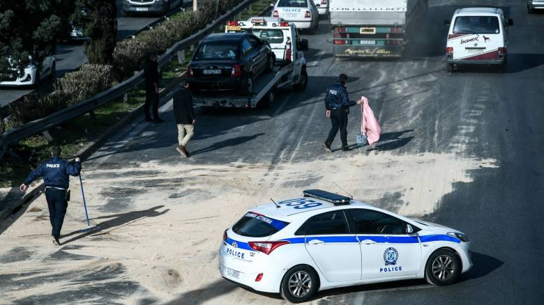 Λάρισα: Νταλίκα εξετράπη της πορείας της και «προσγειώθηκε» στον παράδρομο της εθνικής οδού