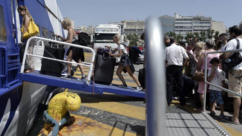 Όπου φύγει - φύγει οι πρώτοι αδειούχοι του Αυγούστου - Σαλπάρουν τα πλοία, γεμάτα τα ΚΤΕΛ